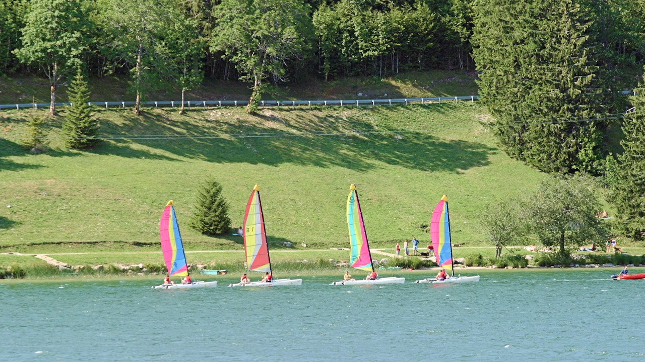Image de bateaux sur le lac des Rousses